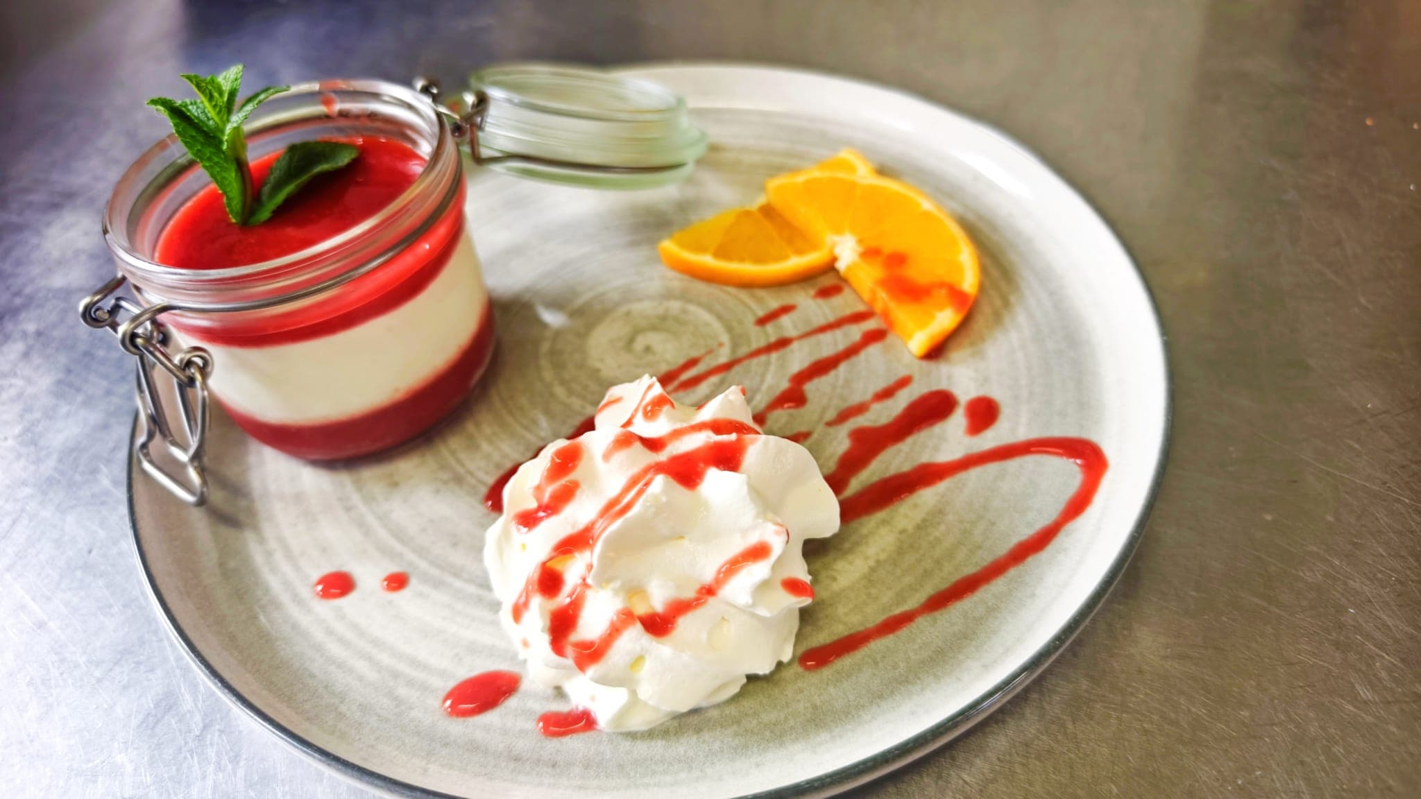 Dessert gourmand aux fraises fraîches