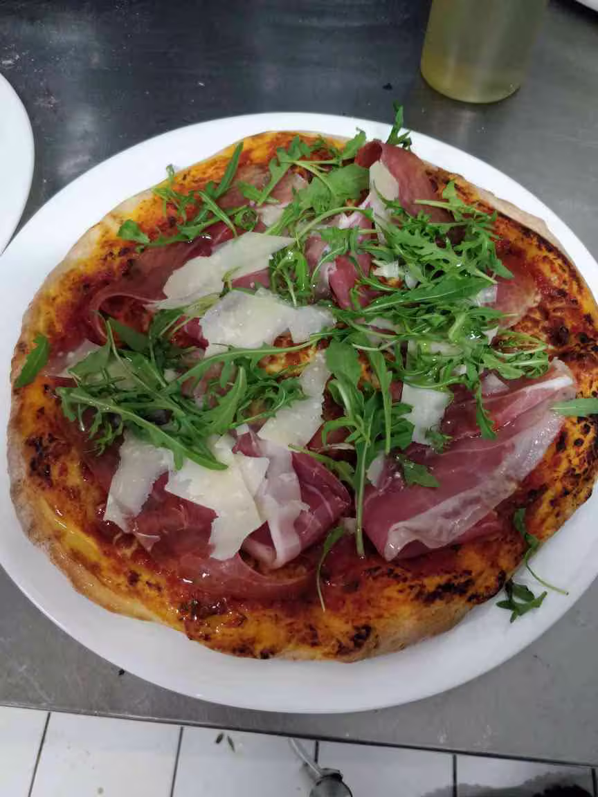 Pizza italienne au jambon de Parme et roquette